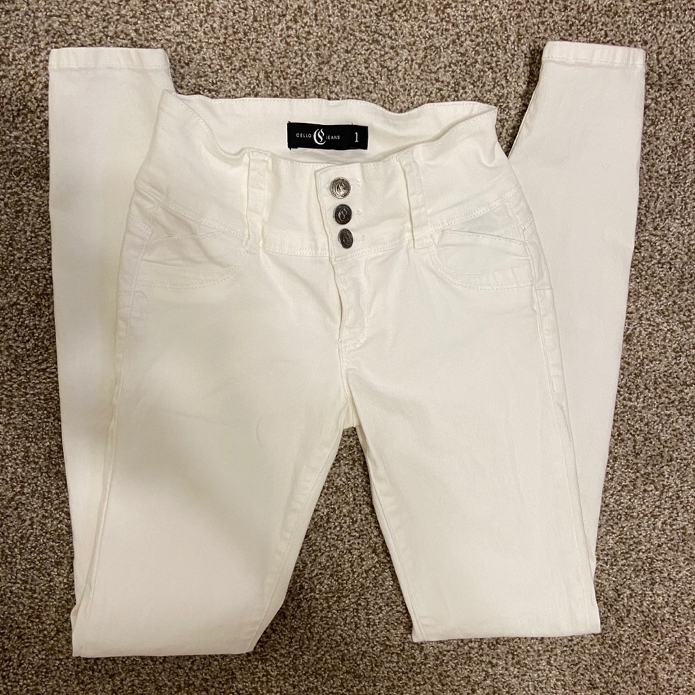 White high-waisted button jeans